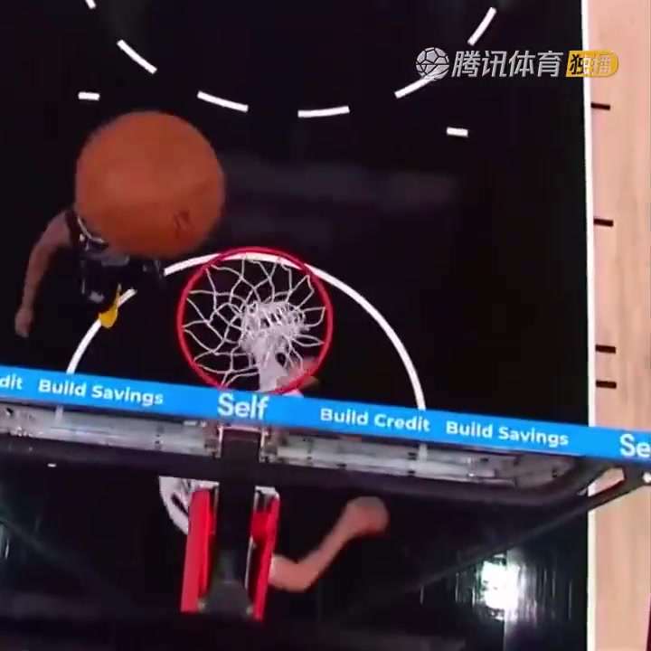 罕見一幕！努爾基奇拋投 球神奇停在籃板上沿 看呆凱爾登?。ㄅ瑺柣婕\）